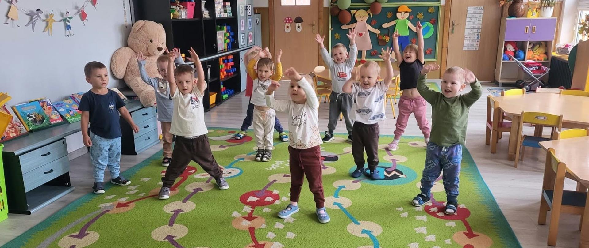 Przedszkolaki wykonują ćwiczenia