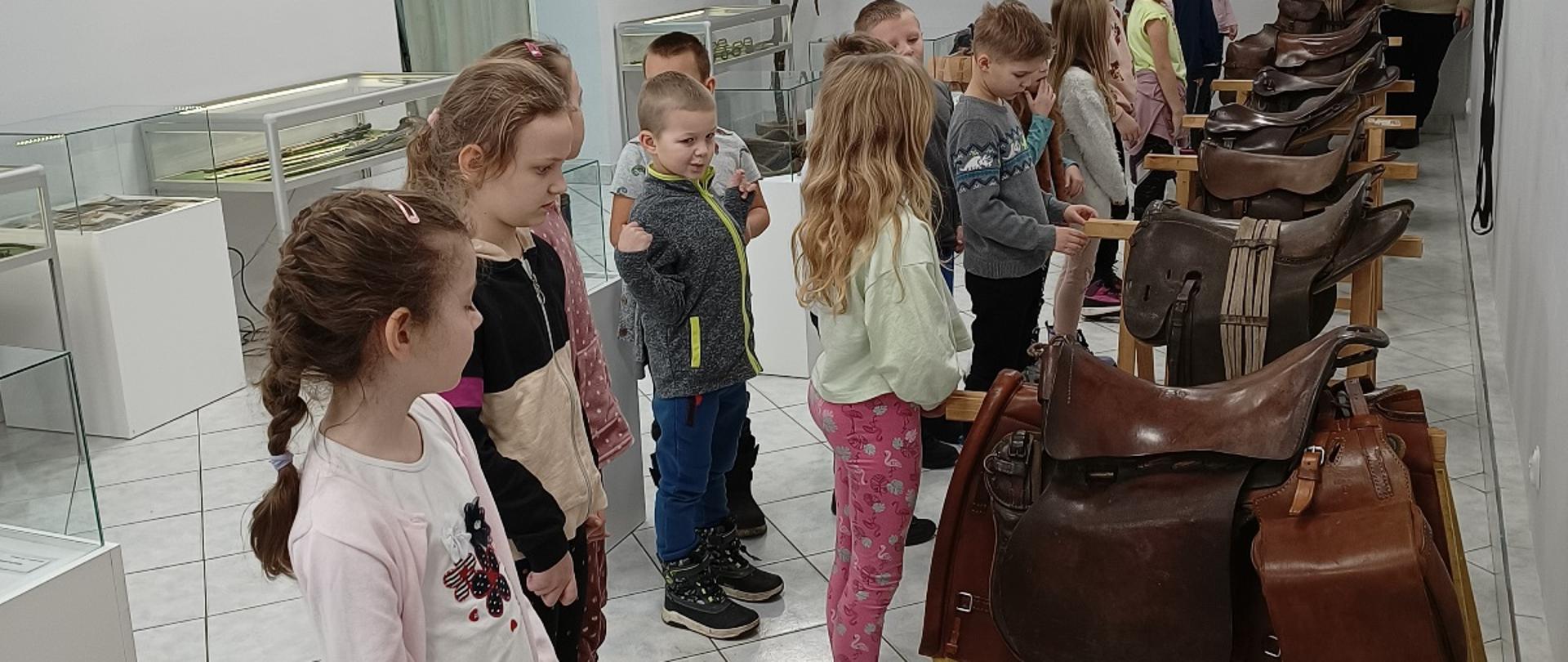 Dzieci przyglądające się wystawie