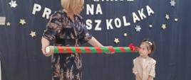 Pasowanie na przedszkolaka z udziałem dzieci i Pani Dyrektor.