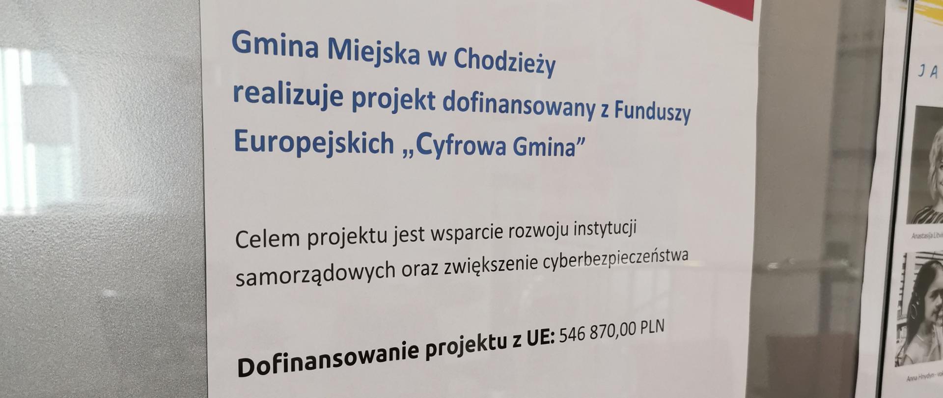 Zdjęcie tablicy informacyjnej w UM z plakatem o informującym o projekcie Cyfrowa Gmina 