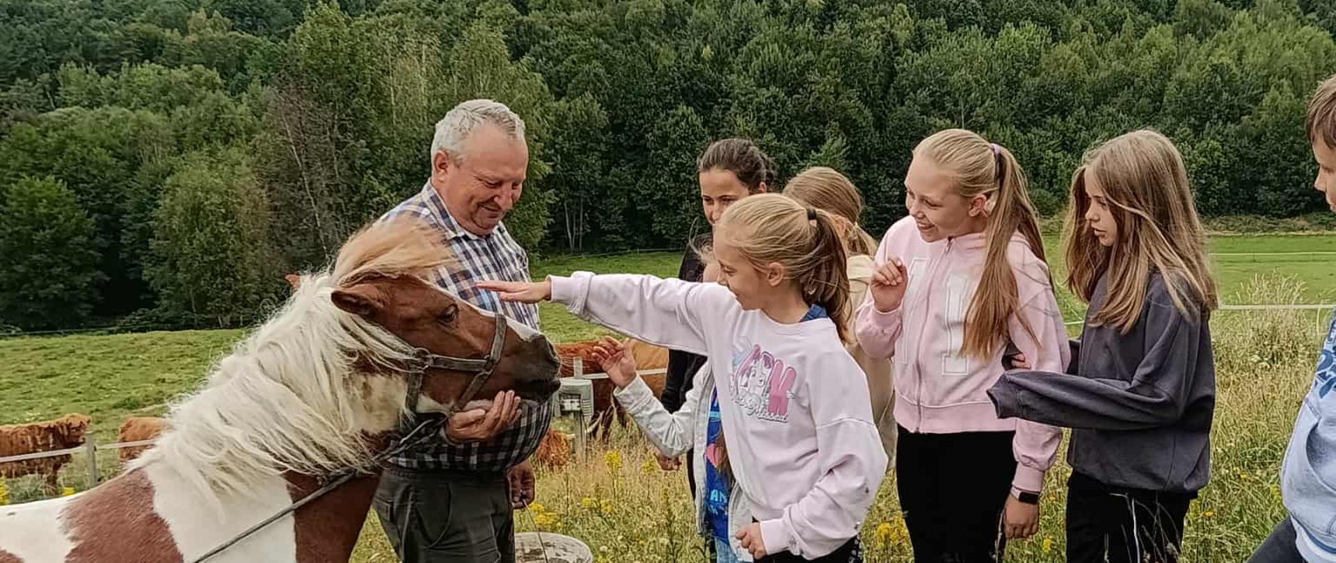 W dniach 25 – 29 sierpnia 2025r. w Zespole Szkolno-Przedszkolnym w Zarzycach Wielkich odbyła się półkolonia letnia. Przez pięć dni uczestnicy, pełni werwy i uśmiechu, brali udział w wycieczkach, zajęciach plastycznych i kulinarnych.
