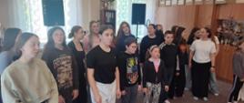 Uczestnicy warsztatów w trakcie lekcji śpiewu