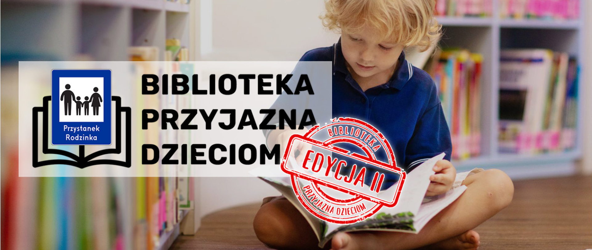 Kilkuletni chłopiec siedzi na podłodze, nogi skrzyżowane na nich leży książka. Z lewej strony logo i napis Bbiblioteka przyjazna dzieciom"