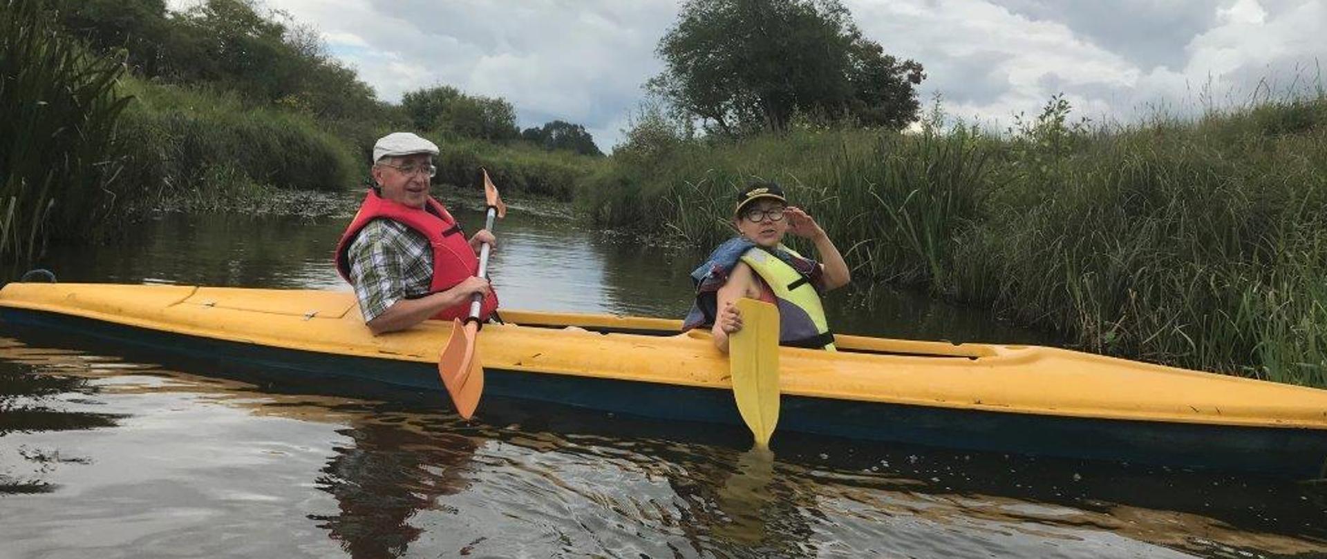Uczestnicy płyną w kajakach