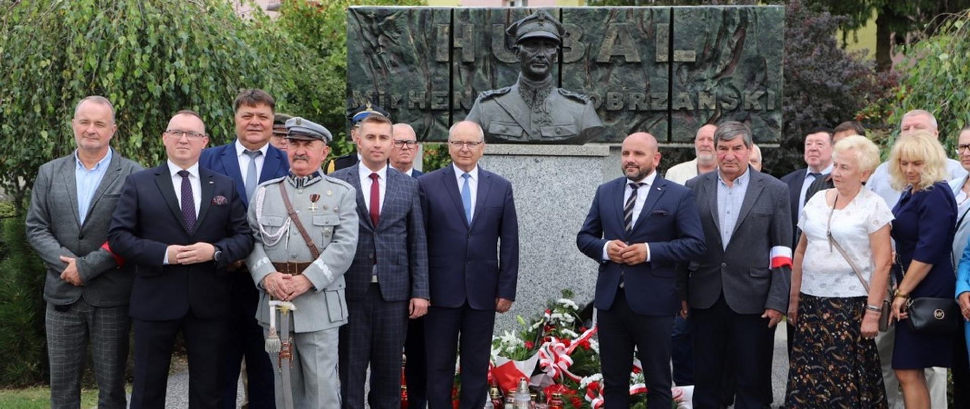 Obchody Koneckiego Września pod pomnikiem mjr Henryka Dobrzańskiego „Hubala”