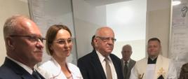 Kierownik Ośrodka Zdrowia pozuje do wspólnego zdjęcia ze Starostą Hajnowskim oraz Dyrektorem SP ZOZ