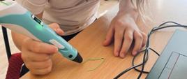 Uczennica klasy 1 rysuje długopisem 3D zakupionym w ramach programu Laboratoria Przyszłości