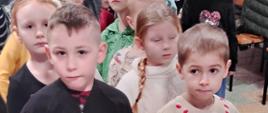Dzieci pozują do zdjęcia na szkolnym korytarzu