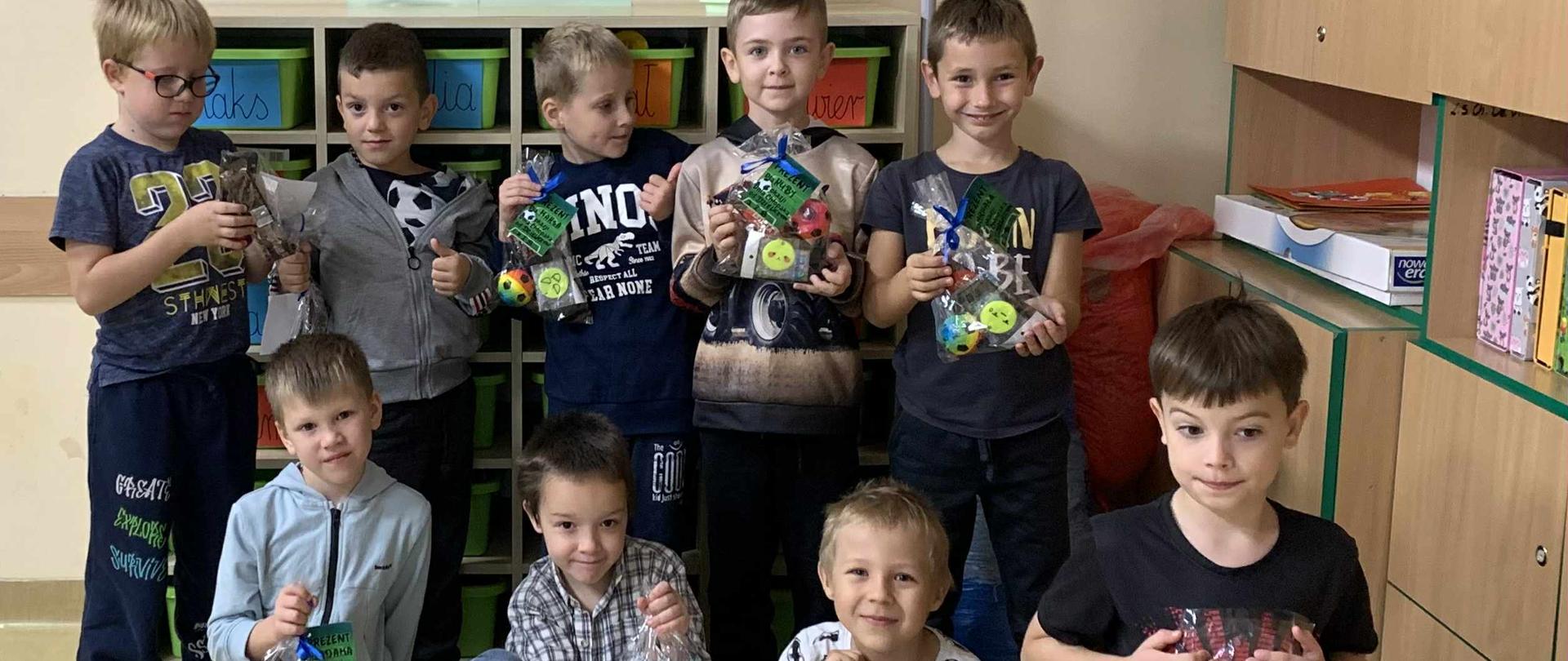 Chłopcy z klasy 1b z upominkami na Dzień Chłopaka
