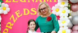 Dyrektor Ewelina Dorota Durzyńska pozuje do zdjęcia z absolwentami przedszkola