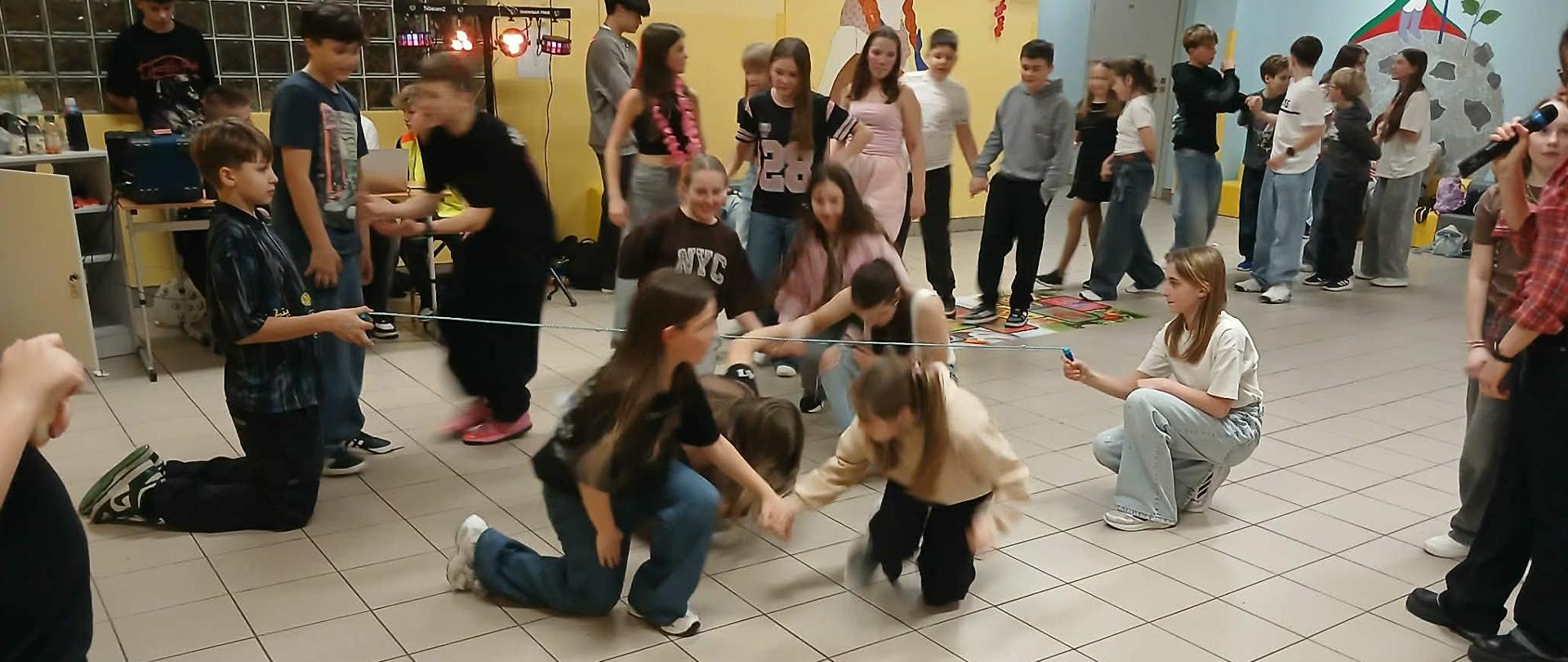 Wspólne zabawy uczniów w czasie dyskoteki