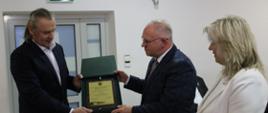 Moment wręczenia nagród laureatom konkursu