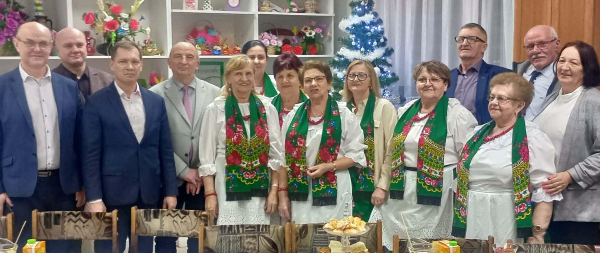 Członkinie KGW Szczucin wraz z zaproszonymi gośćmi