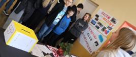 Przy stoisku edukacyjnym - uczniowie szkoły opowiadają młodszym kolegom o walorach II LO