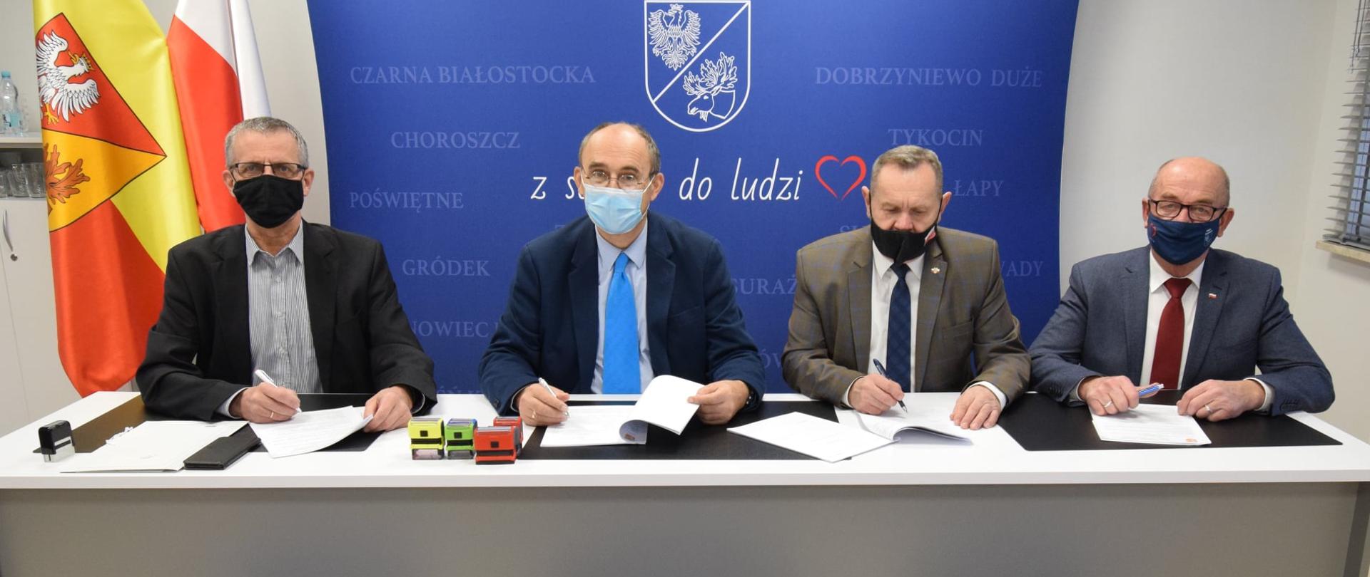 Podpisanie umów w sprawie przebudowy 32 przejść dla pieszych w powiecie białostockim
