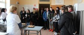 Ósmoklasiści zwiedzają warsztaty - warsztaty kulinarne