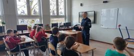 Spotkanie uczniów naszej szkoły z policjantem