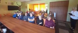 Widok sali konferencyjnej, przy stołach siedzą słuchacze 