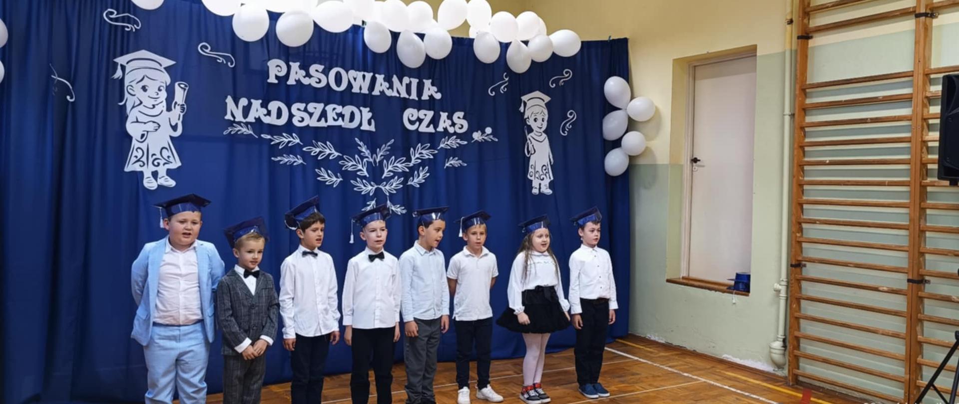 Uczniowie klasy I podczas uroczystości pasowania