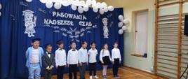 Uczniowie klasy I podczas uroczystości pasowania