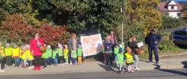 Dzieci przy przejściu dla pieszych