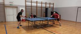 Uczestnicy klubów Sokołów - Ciechanowiec w trakcie rundy w tenisie