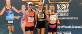 Zdobywczynie miejsc na podium w półmaratonie prezentują zdobyte medale. Jako pierwsza od lewej stoi zawodniczka Szkolnego Klubu Biegowego w Kraśniku Magdalena Wójcicka z medalem srebrnym w ręku
