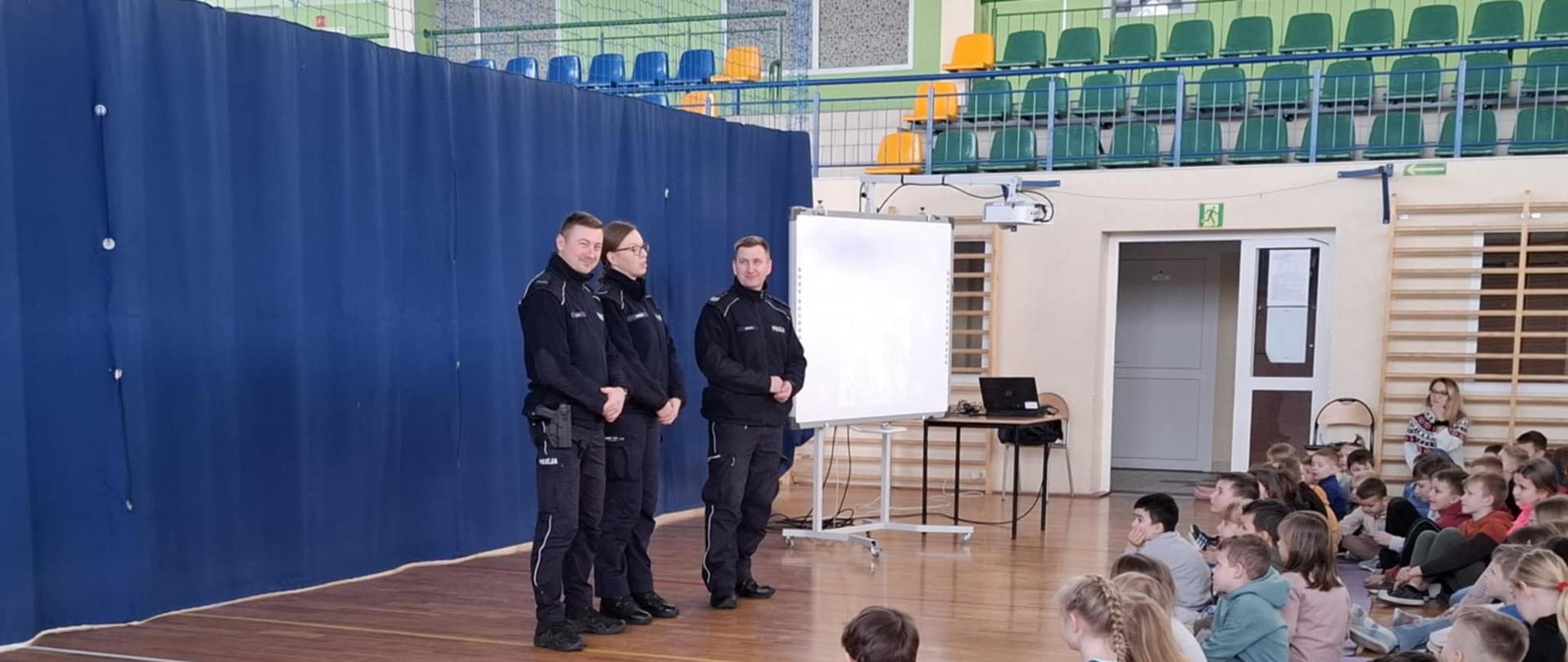 Bezpiecznie podczas ferii zimowych - spotkanie z policjantami.
