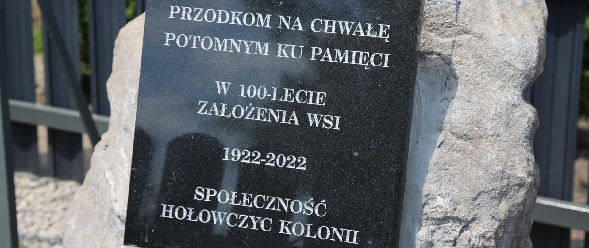 Tablica upamiętniająca 100-lecie założenia wsi