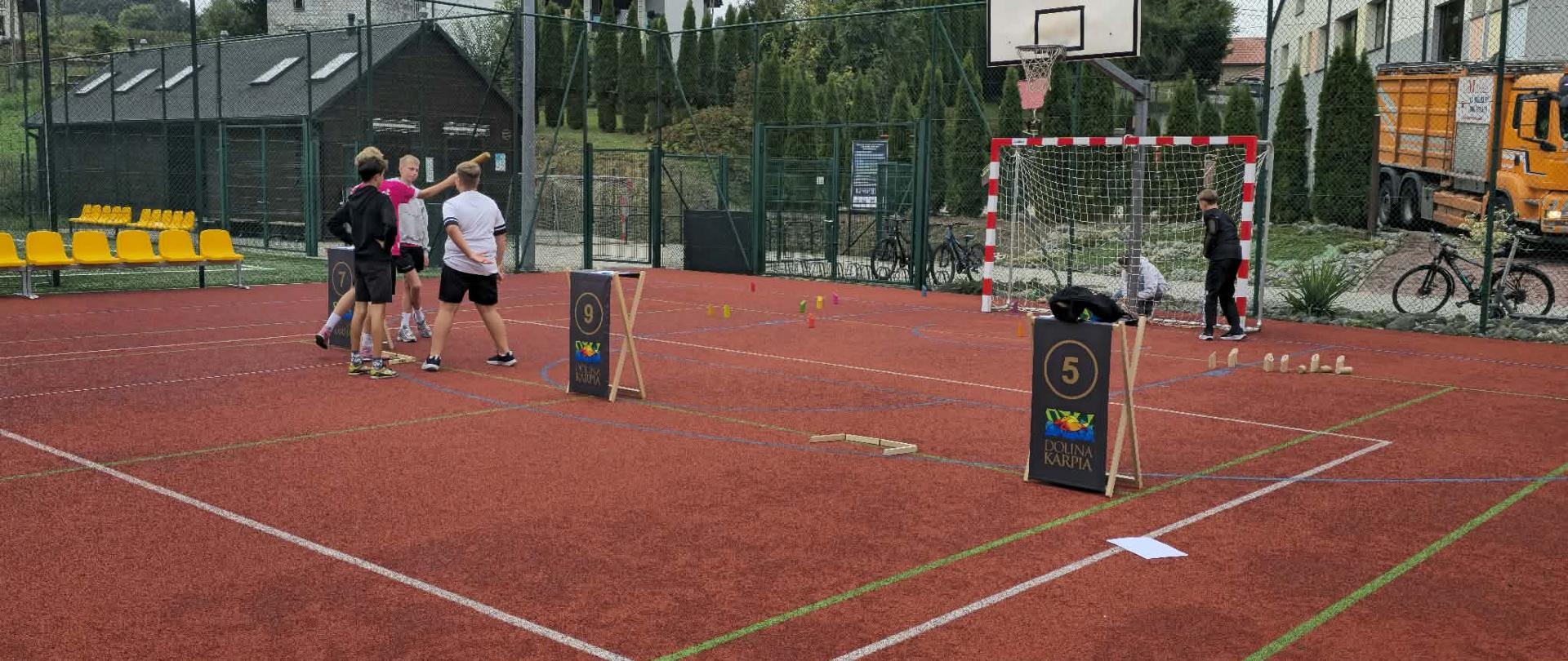 Uczniowie grają w Molkyy, czyli kręgle fińskie