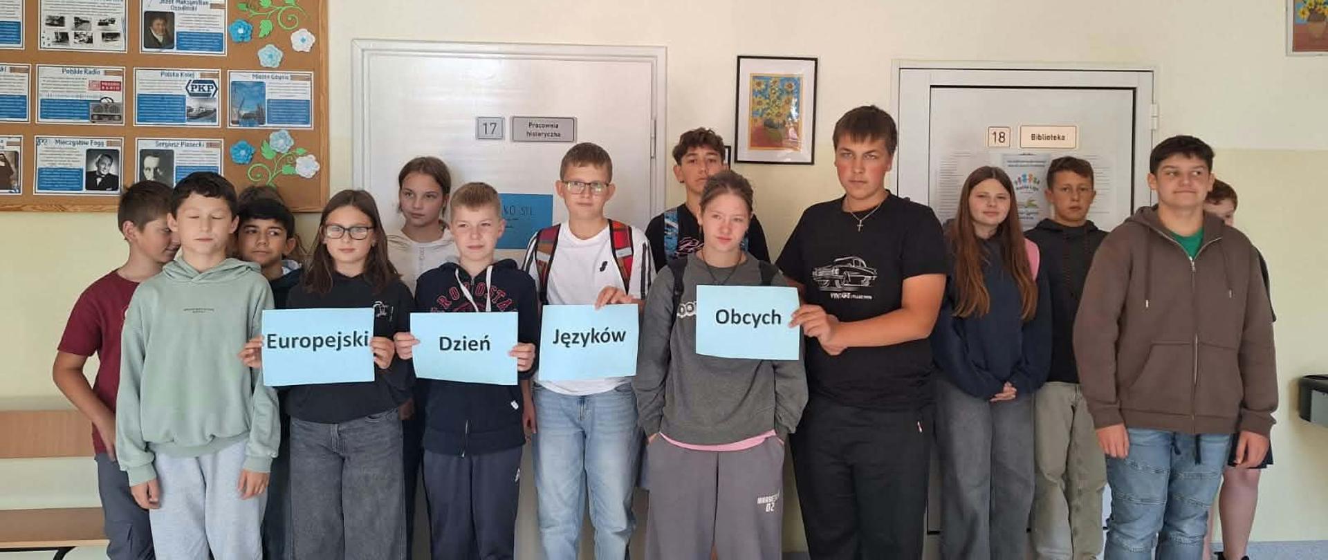 Uczniowie uczestniczą w obchodach Europejskiego Dnia Języków.