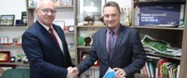 Przekazanie pętli na ręce Dyrektora Powiatowego Urzędu Pracy w Hajnówce