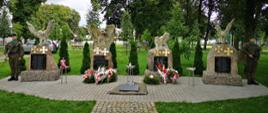Przasnyskie obchody 82. rocznicy wybuchu II Wojny Światowej. Fotografia przedstawia wartę honorową przy pomnikach pamięci i chwały "Żołnierzy Niepodległości" w Parku Miejskim przy ulicy Makowskiej w Przasnyszu.