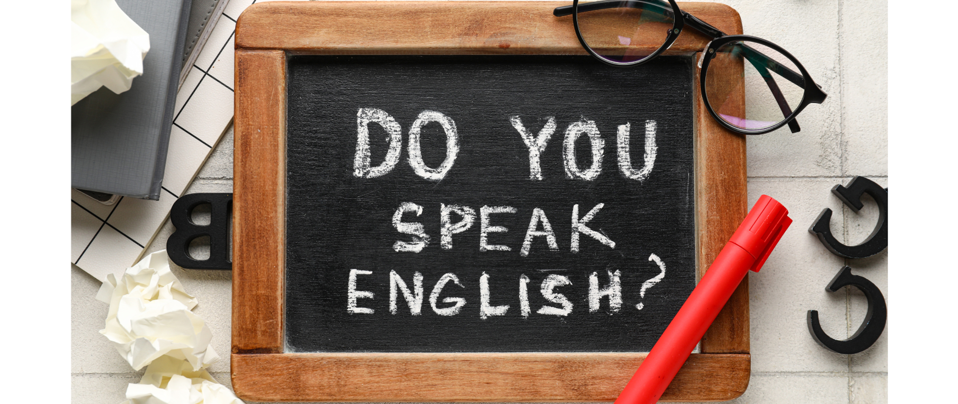 Na małej tablicy kredą napisane pytanie w języku angielskim Do you speak english?