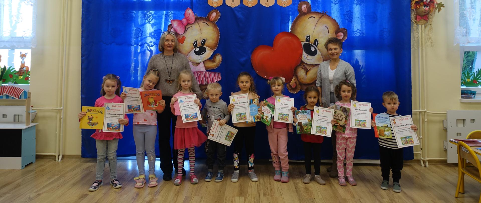 Wspólne zdjęcie laureatów konkursu, pani dyrektor i organizatorki konkursu