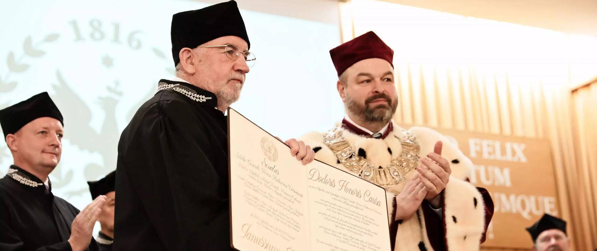 Prof. Janusz Żmija otrzymuje dyplom