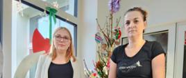 Nauczycielki oraz zaangażowane przedszkolaki pozują do wspólnego zdjęcia