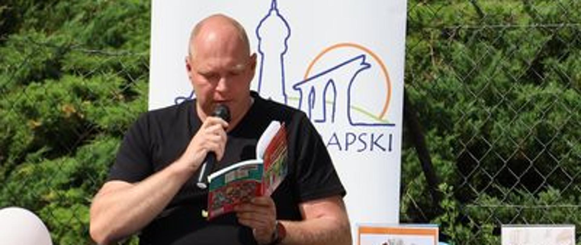 Starosta czytał dzieciom
