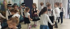 Dzień Kobiet - dzieci wykonują taneczny układ