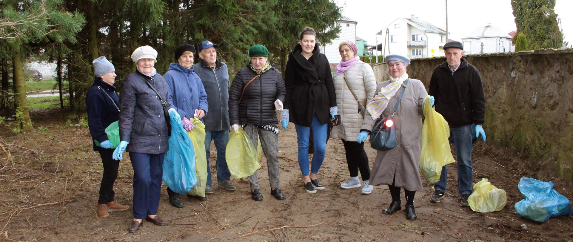 Seniorzy sprzątają dla ziemi 