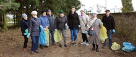 Seniorzy sprzątają dla ziemi 