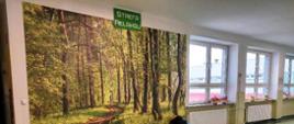 Strefa relaksu, fototapeta z lasem, kolorowe pufy do siedzenia i stoliczki