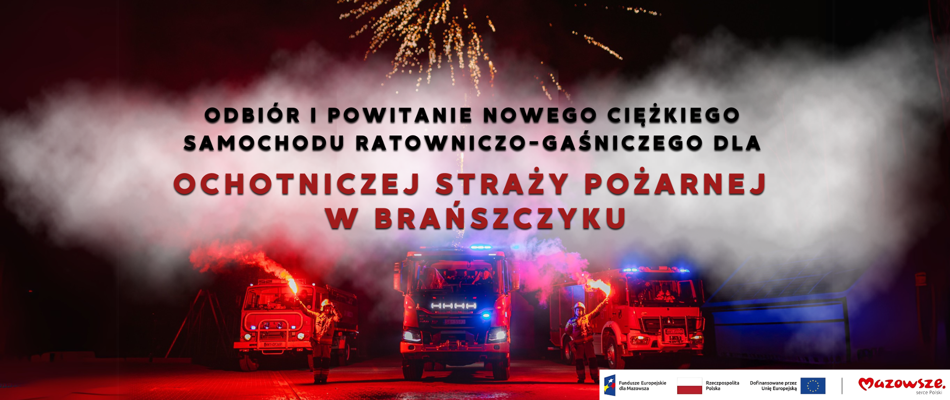 Uroczyste powitanie nowego ciężkiego samochodu ratowniczo-gaśniczego dla Ochotniczej Straży Pożarnej w Brańszczyku. Na pierwszym planie widoczne są trzy wozy strażackie z włączonymi światłami sygnalizacyjnymi, a strażacy trzymają w rękach płonące race. W tle widać efektowne fajerwerki oraz kłęby dymu podkreślające podniosłą atmosferę wydarzenia. Na dole grafiki umieszczone są logotypy Funduszy Europejskich, Rzeczypospolitej Polskiej, Unii Europejskiej oraz Mazowsza.