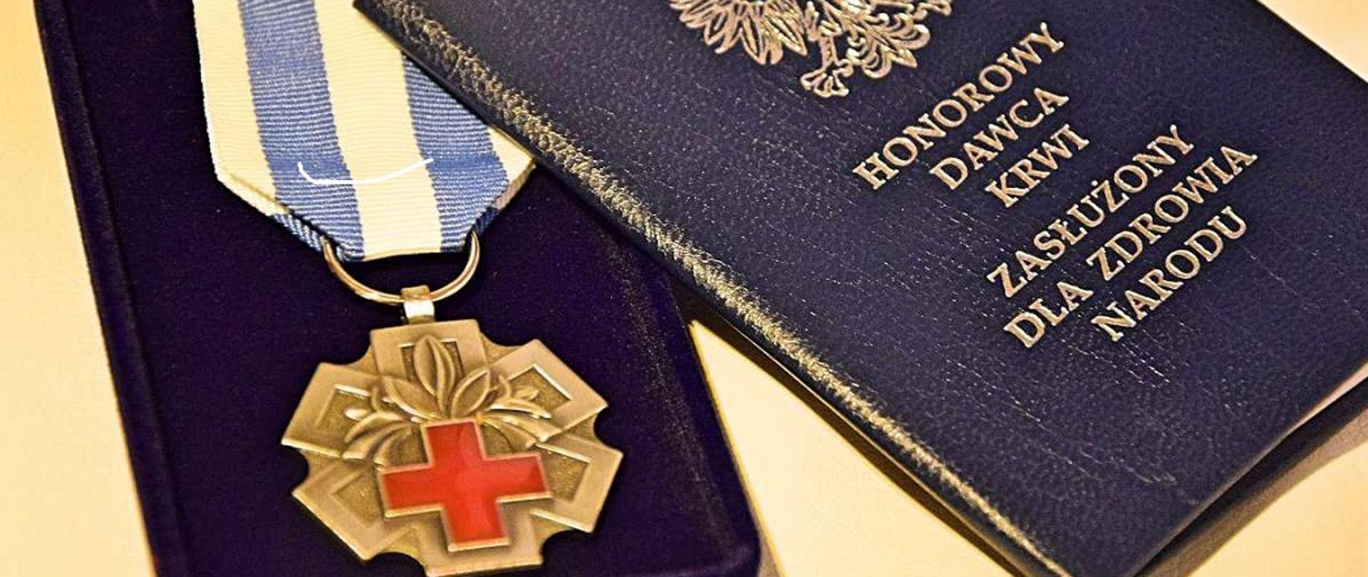 Książeczka i odznaczenie honorowego dawcy krwi
