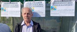 obok stoiska promocyjnego stoi mężczyzna - rodzic