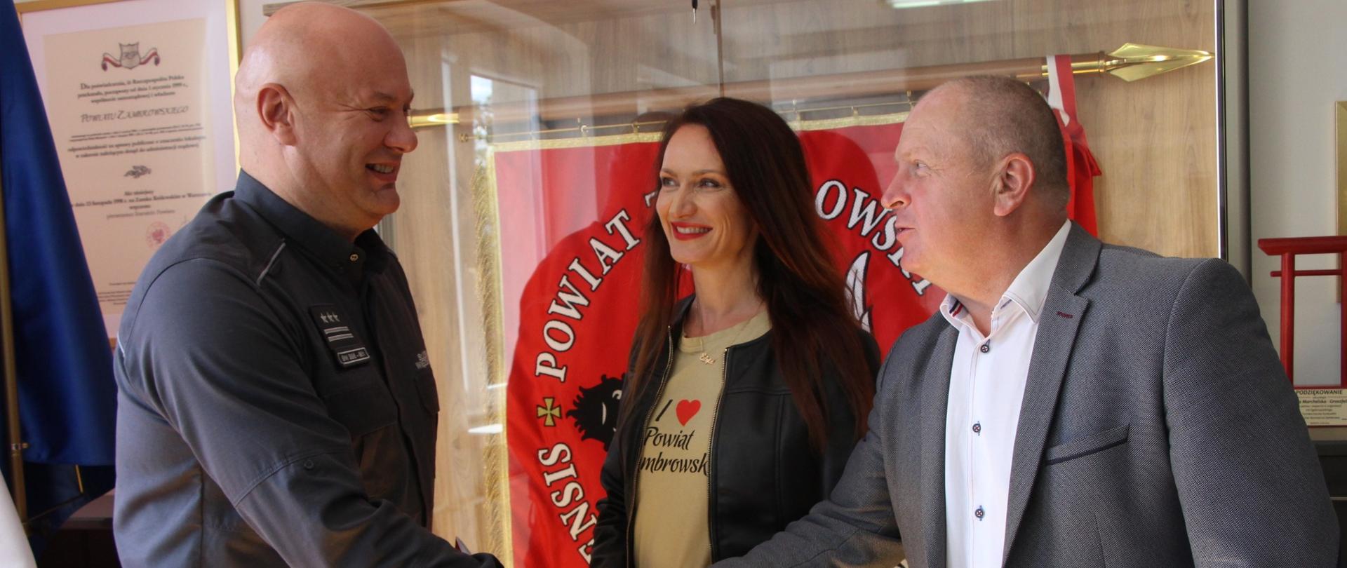 na zdjęciu wicestarosta zambrowski, starosta zambrowski i dyrektor ZK w Czerwonym Borze podają sobie dłonie