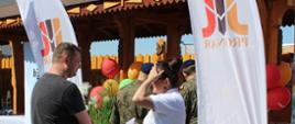 Uczestnicy targów stoją przy stoisku firmy PRONAR
