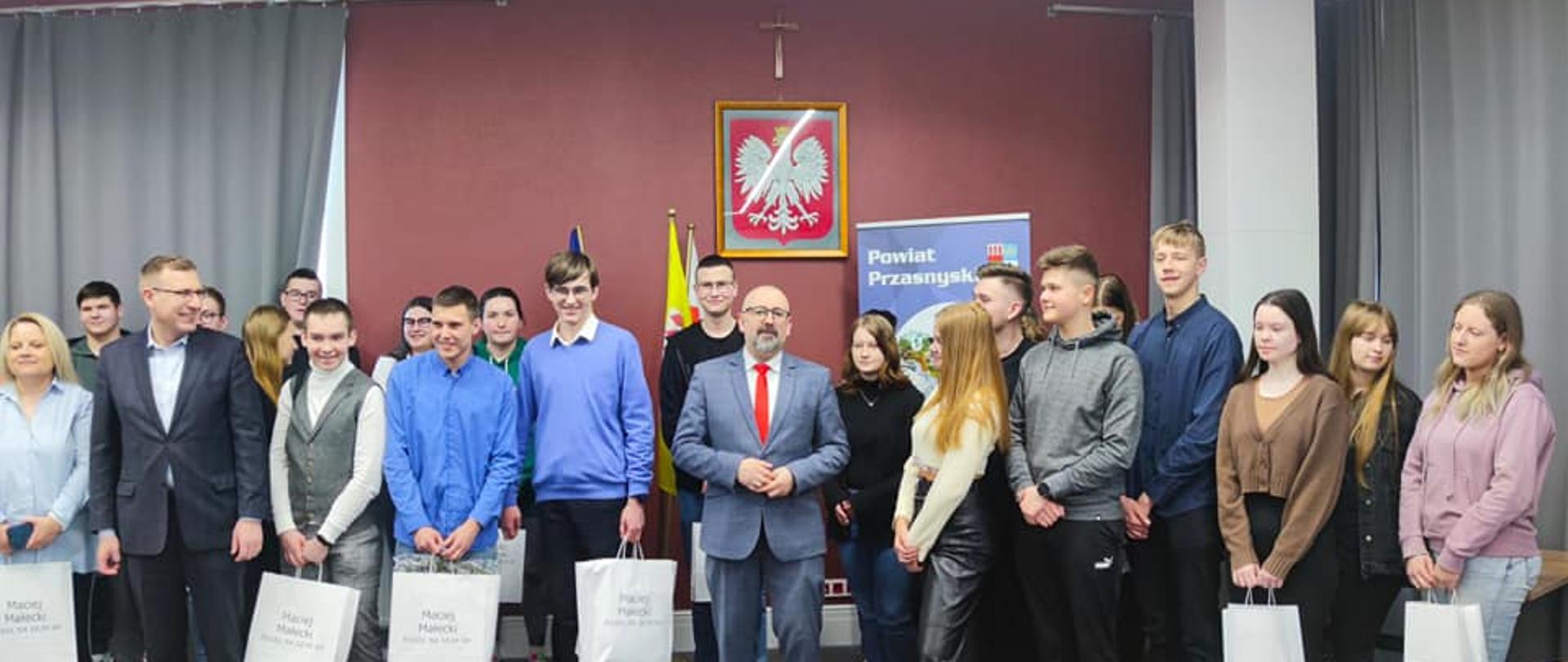 Zdjęcie grupowe organizatorów konkursu wiedzy o Żołnierzach Wyklętych oraz młodzieży biorącej udział