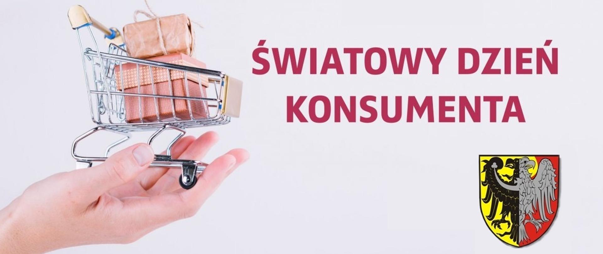 Plakat Światowego Dnia Konsumenta, na którym jest dłoń trzymająca wózek z zakupami, a w prawym dolnym rogu herb powiatu