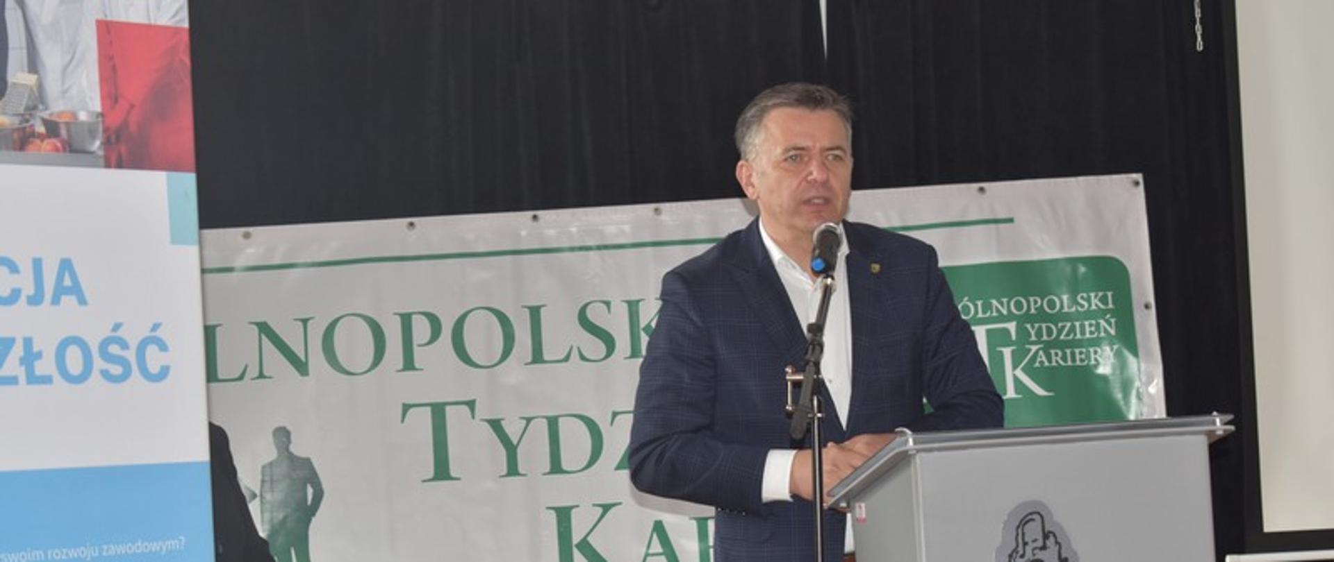Przy mównicy stoi starosta Sławomir Kapica